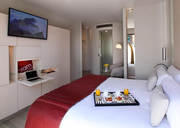 Cram Hotel